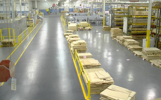 una grande industria con finiture in resina a pavimento